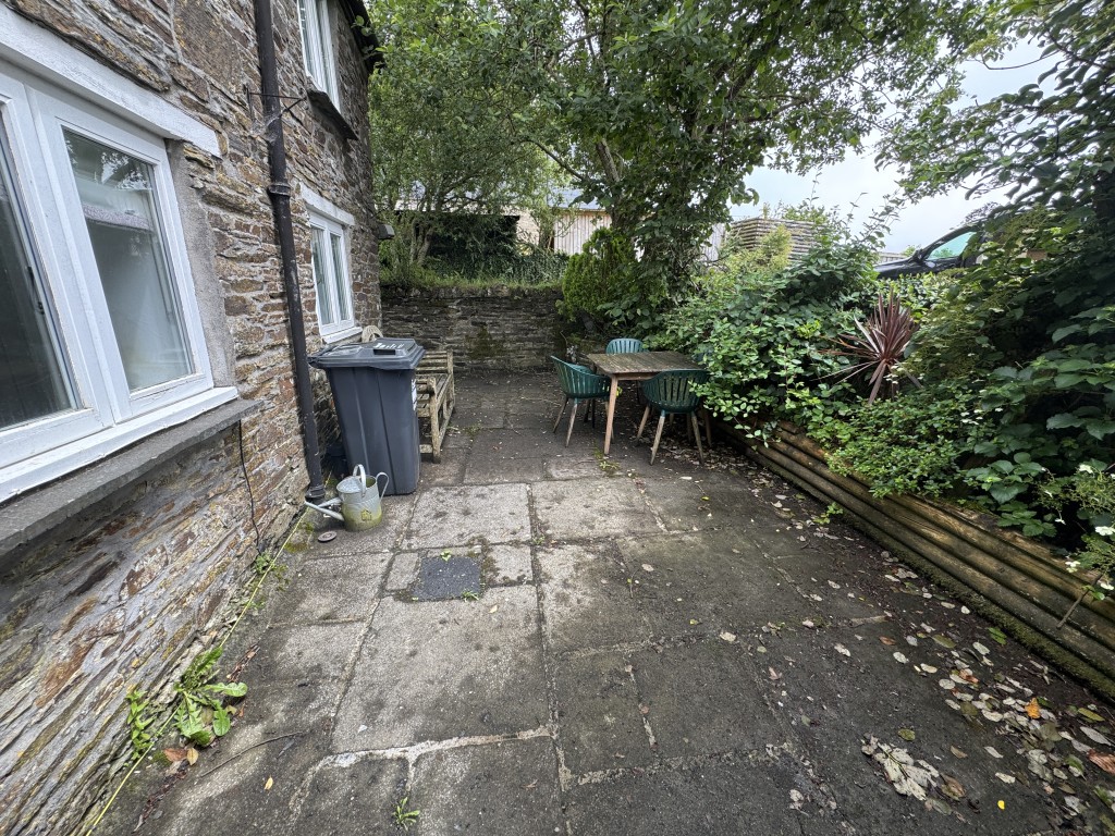 Lot: 137 - SEMI-DETACHED COTTAGE FOR OCCUPATION OR INVESTMENT - Rear garden